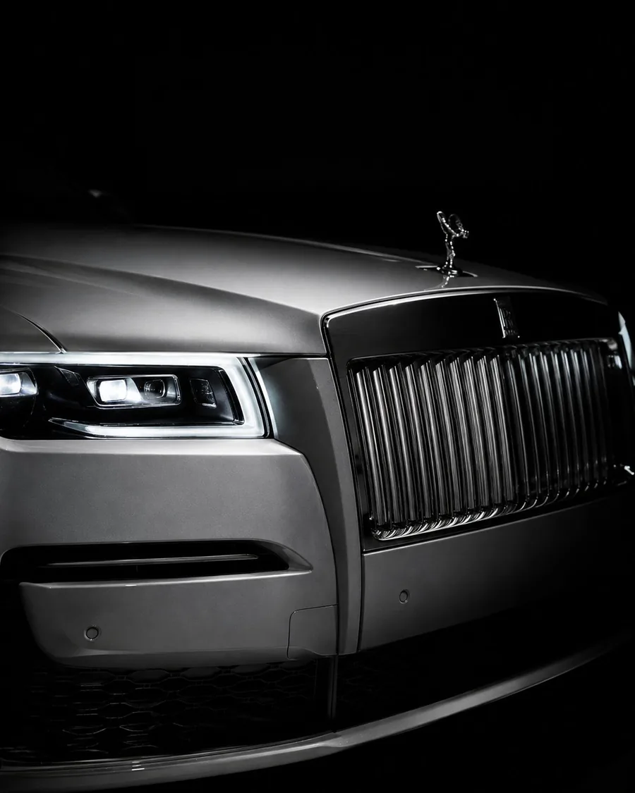 Rolls Royce in Silber, Frontdetail mit Grill und Scheinwerfer