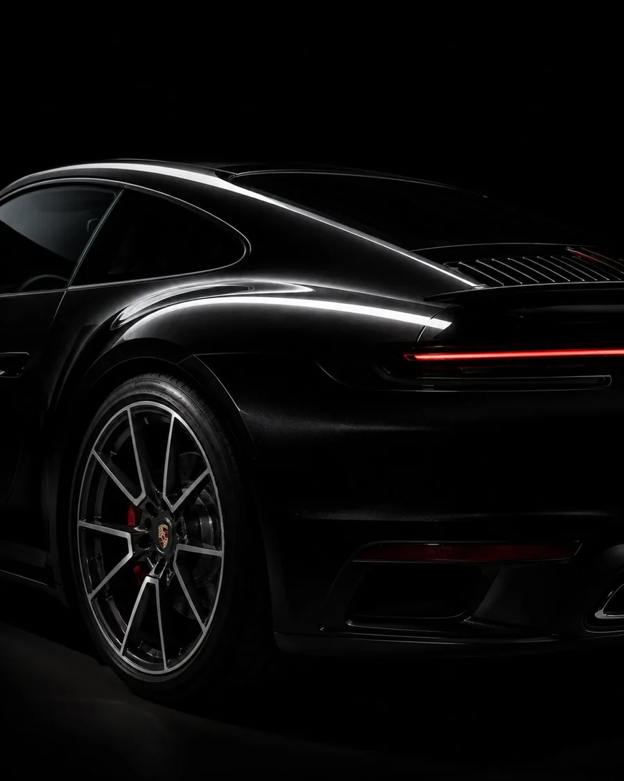 Schwarzer Porsche 911, Heckdetail nach der Politur